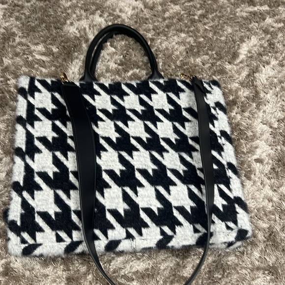 ALEX AND MAX white and clack houndstooth pattern tote with a zipper. - Picture 3 of 12